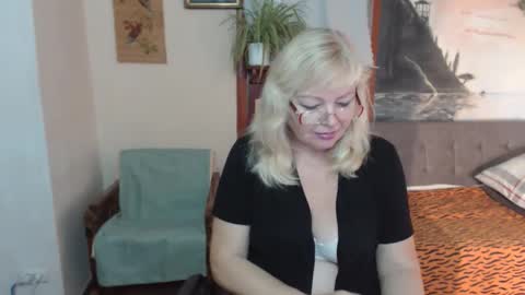Snapshot of evelynloveshy chatting on 10-27-25, 08:02 BarbaraBlondy online show from 10-27-25, 08:02