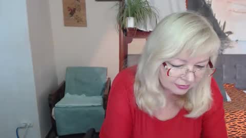 Snapshot of evelynloveshy chatting on 11-04-25, 11:09 BarbaraBlondy online show from 11-04-25, 11:09