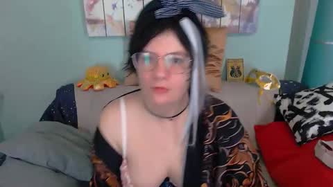 Snapshot of everly_rays chatting on 10-21-25, 04:51 Everly online show from 10-21-25, 04:51