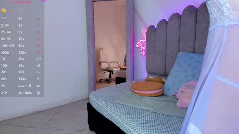 Snapshot of evie_clark_ chatting on 09-25-25, 11:08 My name is Evie nice to meet you really get to know me better private is open online show from 09-25-25, 11:08