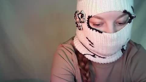Snapshot of evie_muna chatting on 05-11-26, 02:28 Renesme White Im here from Monday to Friday online show from 05-11-26, 02:28