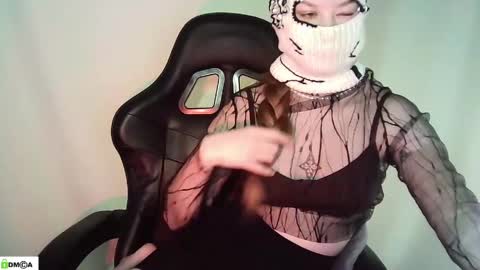 Snapshot of evie_muna chatting on 05-19-26, 03:46 Renesme White Im here from Monday to Friday online show from 05-19-26, 03:46