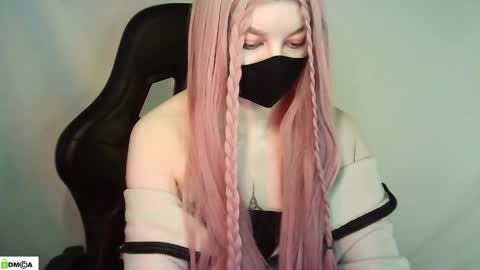 Snapshot of evie_muna chatting on 05-26-26, 02:40 Renesme White Im here from Monday to Friday online show from 05-26-26, 02:40