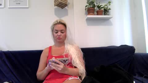 Snapshot of evillers1 chatting on 09-30-25, 10:26 Badblondebunny online show from 09-30-25, 10:26