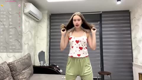 Snapshot of evonnesilvestre chatting on 10-10-25, 03:11 Eva online show from 10-10-25, 03:11