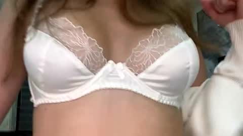 Snapshot of evonnesilvestre chatting on 10-17-25, 03:14 Eva online show from 10-17-25, 03:14