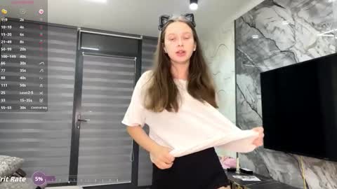 Snapshot of evonnesilvestre chatting on 10-19-25, 03:12 Eva online show from 10-19-25, 03:12