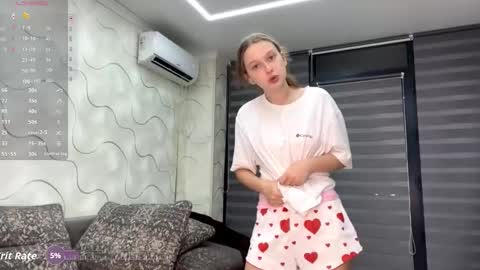 Snapshot of evonnesilvestre chatting on 10-21-25, 04:19 Eva online show from 10-21-25, 04:19