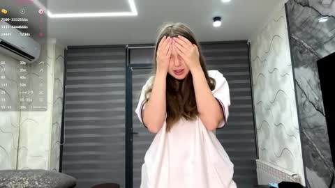 Snapshot of evonnesilvestre chatting on 10-26-25, 05:24 Eva online show from 10-26-25, 05:24