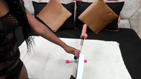 Snapshot of exotic_ebony_ chatting on 10-07-25, 12:46 Alison online show from 10-07-25, 12:46