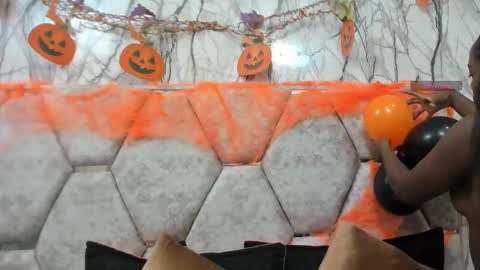 Snapshot of exotic_ebony_ chatting on 10-19-25, 07:03 Alison online show from 10-19-25, 07:03