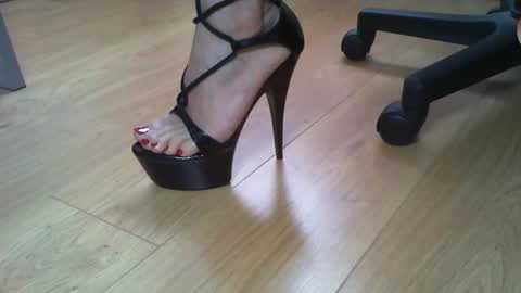 Elise online show from 10-21-25, 01:23