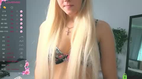 Snapshot of extra_natural chatting on 09-12-25, 07:19 M4ry online show from 09-12-25, 07:19