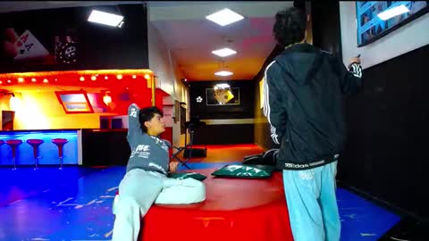 extrangers online show from 10-19-25, 12:06