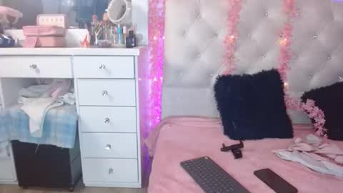 eyes_moonn online show from 11-17-25, 11:16