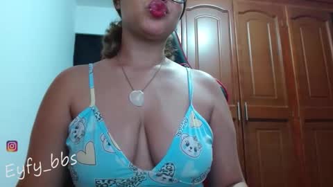 Snapshot of eyfy_bbs chatting on 11-12-25, 12:00 Nadia online show from 11-12-25, 12:00