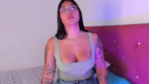 Snapshot of eymy_hadid_ chatting on 06-30-26, 06:53 Emily online show from 06-30-26, 06:53