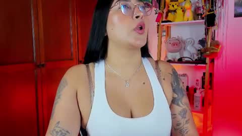 Snapshot of eymy_hadid_ chatting on 07-28-26, 03:32 Emily online show from 07-28-26, 03:32