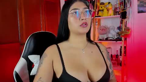 Snapshot of eymy_hadid_ chatting on 07-30-26, 05:45 Emily online show from 07-30-26, 05:45