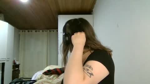 Snapshot of ezlngirl chatting on 12-06-24, 03:08 Aimee online show from 12-06-24, 03:08