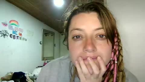 Snapshot of ezlngirl chatting on 10-27-25, 12:04 Aimee online show from 10-27-25, 12:04