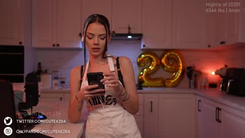 Snapshot of ezra chatting on 02-08-25, 09:46 Ezra online show from 02-08-25, 09:46