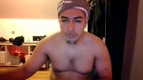 Snapshot of ezzteban935 chatting on 04-17-26, 02:14 ezzteban935 online show from 04-17-26, 02:14