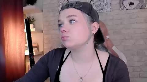 Snapshot of fancybella chatting on 10-10-25, 01:54 Bella online show from 10-10-25, 01:54