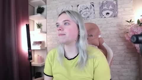 Snapshot of fancybella chatting on 11-11-25, 09:42 Bella online show from 11-11-25, 09:42