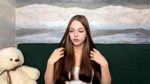 Snapshot of farahmantifel chatting on 10-27-25, 02:21 Anna Scovich online show from 10-27-25, 02:21