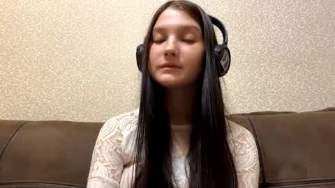 Aurora 18yo online show from 10-29-25, 10:17