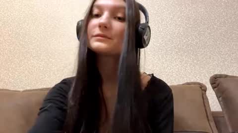Aurora 18yo online show from 11-05-25, 10:48