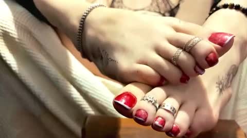 Snapshot of feetqueen chatting on 07-20-26, 12:18 carla online show from 07-20-26, 12:18