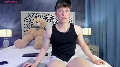 Femboy Max online show from 11-17-25, 12:22