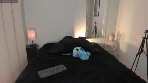 FERNANDA online show from 04-17-26, 07:17