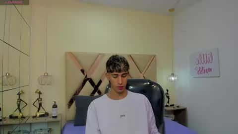 Snapshot of ferphoenix_ chatting on 10-31-25, 03:18 FER PHOENIX online show from 10-31-25, 03:18