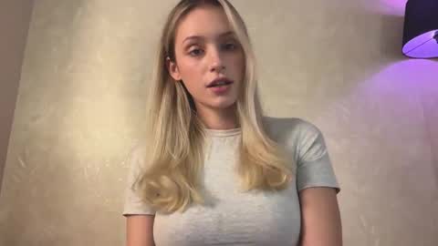 Snapshot of fflloowweerr chatting on 10-01-25, 11:49 Lisa online show from 10-01-25, 11:49