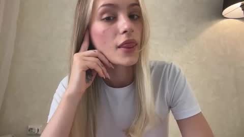 Snapshot of fflloowweerr chatting on 10-08-25, 08:23 Lisa online show from 10-08-25, 08:23