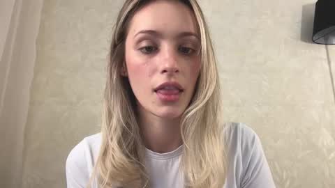 Snapshot of fflloowweerr chatting on 10-17-25, 09:23 Lisa online show from 10-17-25, 09:23