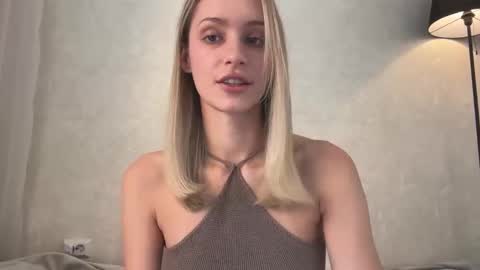 Snapshot of fflloowweerr chatting on 10-18-25, 07:20 Lisa online show from 10-18-25, 07:20