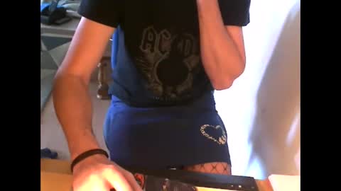 fifi010203 online show from 04-24-26, 08:39