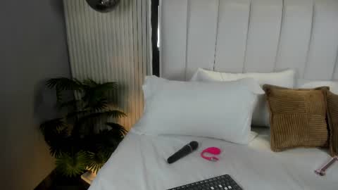 Snapshot of fiorelaston chatting on 06-15-26, 12:18 Fiorela online show from 06-15-26, 12:18