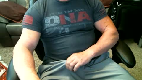 Snapshot of fitguy40 chatting on 12-18-24, 08:25 fitguy40 online show from 12-18-24, 08:25
