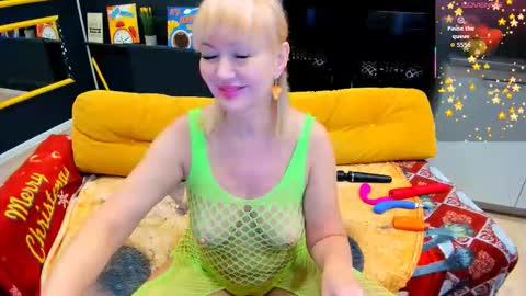 Snapshot of flirtymary chatting on 12-18-25, 10:05 Mary online show from 12-18-25, 10:05