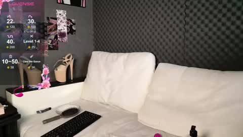 fluffy_cloude online show from 05-12-26, 04:09