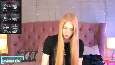 Mia online show from 09-14-25, 09:47