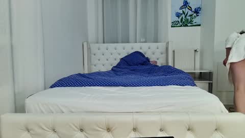 flymybutterfly online show from 12-29-24, 03:24