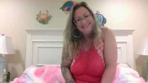Snapshot of forevermilfxoxo chatting on 02-12-25, 10:37 Aleesa online show from 02-12-25, 10:37