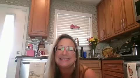 Snapshot of forevermilfxoxo chatting on 02-18-25, 01:44 Aleesa online show from 02-18-25, 01:44