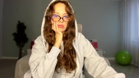 Snapshot of fox_beauty chatting on 09-15-25, 12:32 Kira online show from 09-15-25, 12:32
